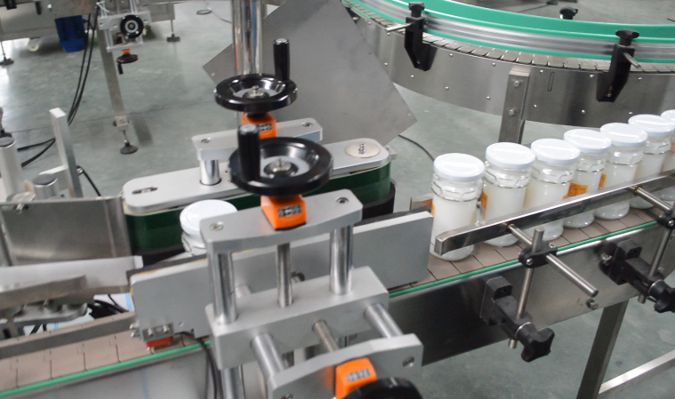 High Precision 1.5KW/AC220V 50/60HZ Servo Piston Filling Machine for Lubricant Oil