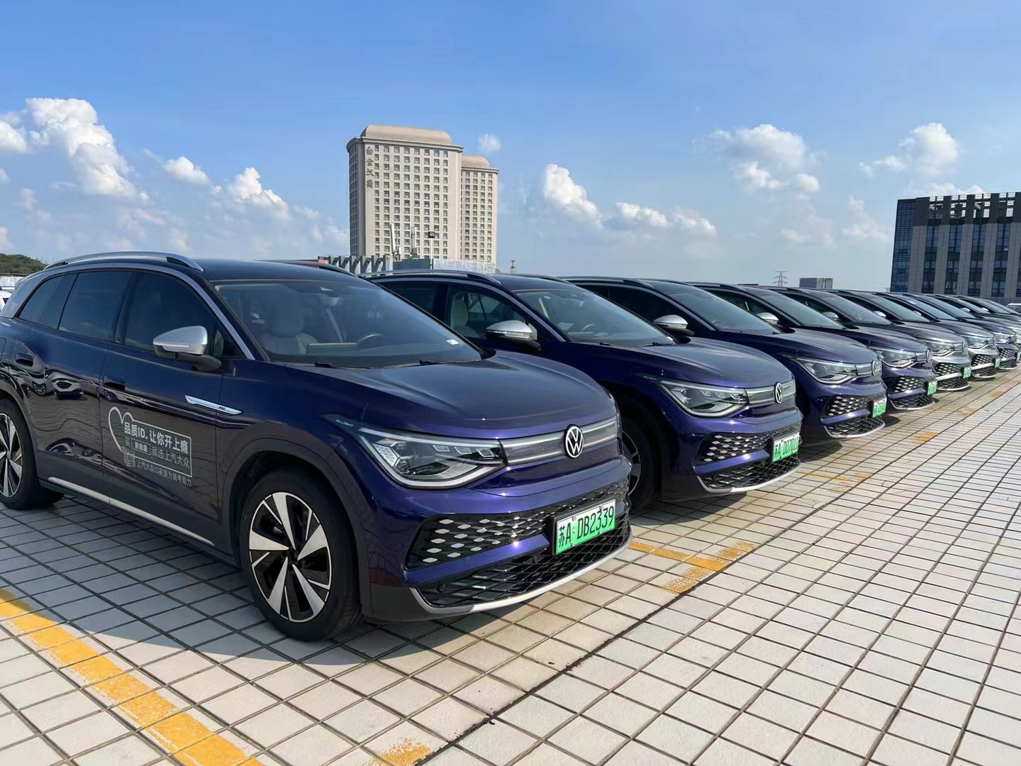 Left Steering Changan Automobile UNI-T Country VI Oil Truck With Advanced Car Entertainment System and ACC Cruise System Car
