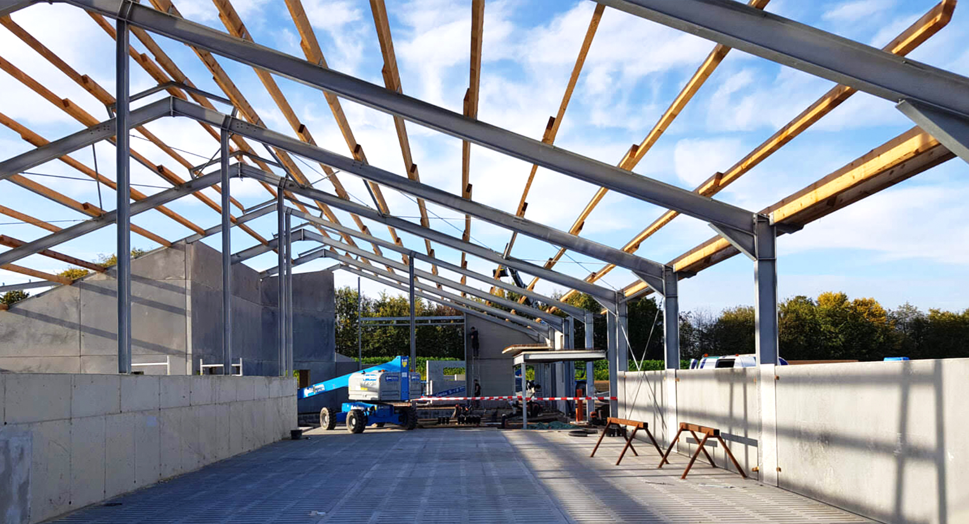 Aluminum Alloy Window and Q345 Prefab Steel Cow Farm Building for Dairy Cow House
