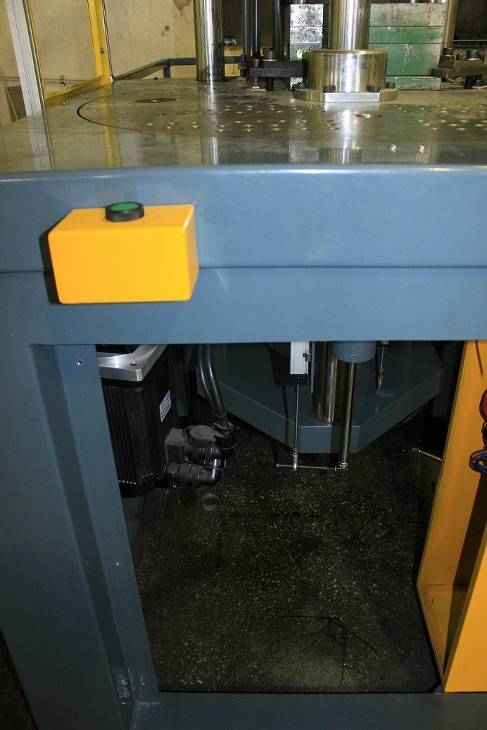 35T Vertical Clamping Horizontal Injection Molding Machine For Seal Production 95cm3 Shot Volume