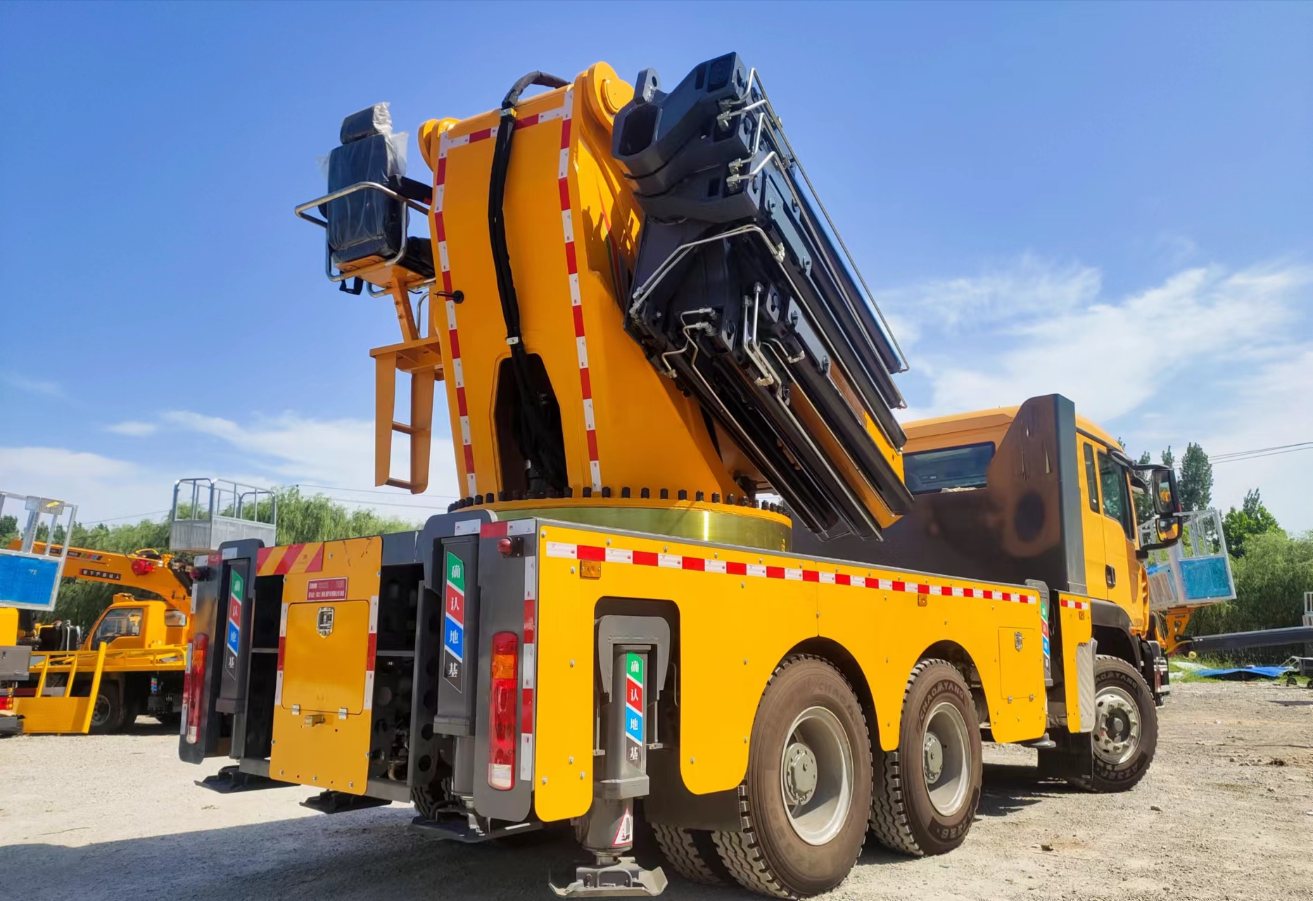 80t Telescopic Boom Crane Truck Tractor Rescue Supports Customized
