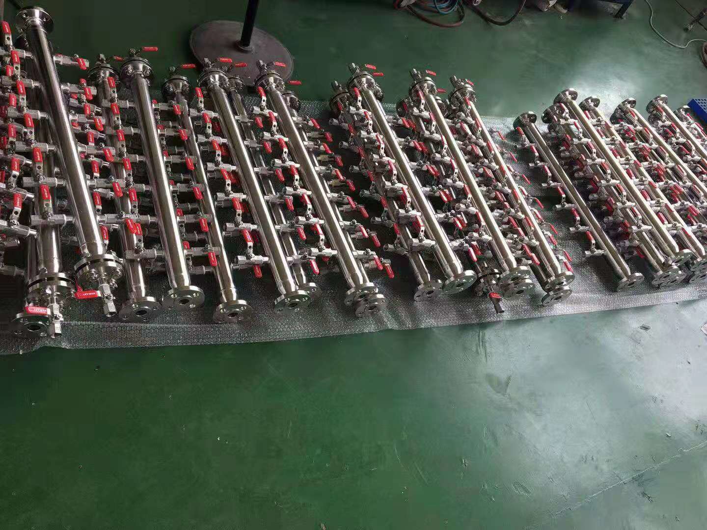 Air source distributor air manifold with flange