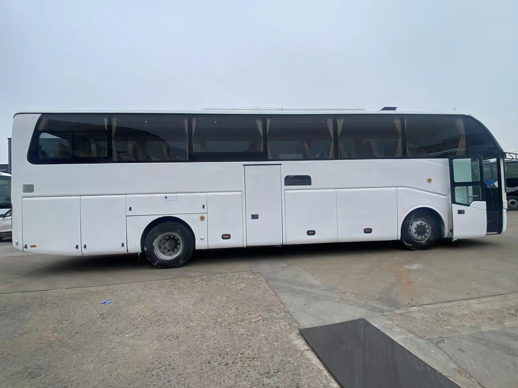 Diesel Fuel and Euro 3 Emission 65 Seater Custom Coach Buses for Business Needs