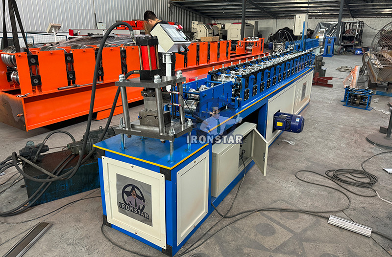 102mm rolling shutter door roll forming machine with 150mm width material in Dominican