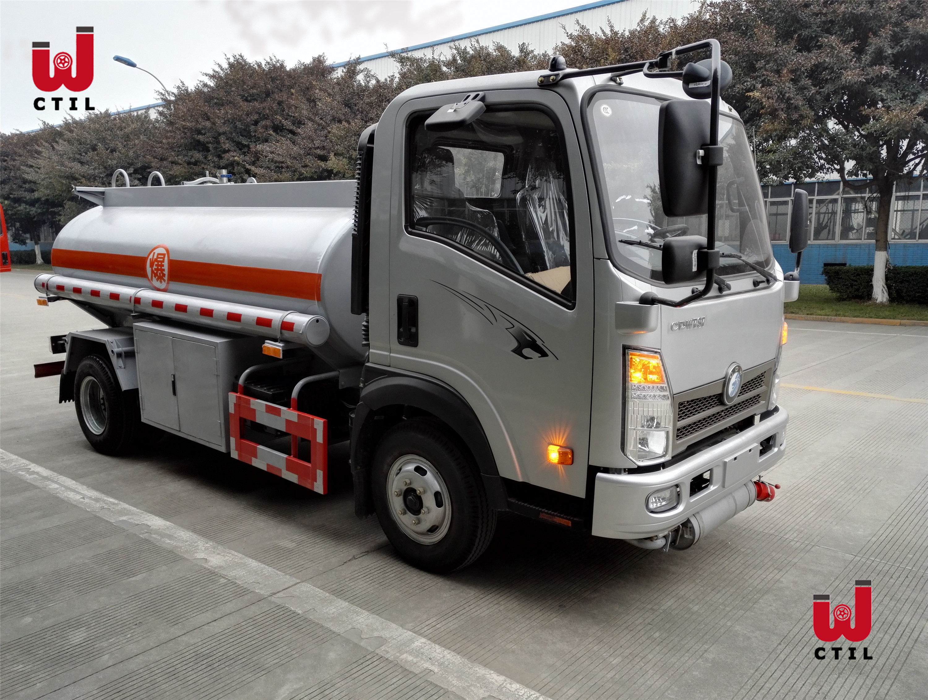 CDW 6 Wheel 4x2 Oil Tanker Truck 4000l Fuel Tank Truck
