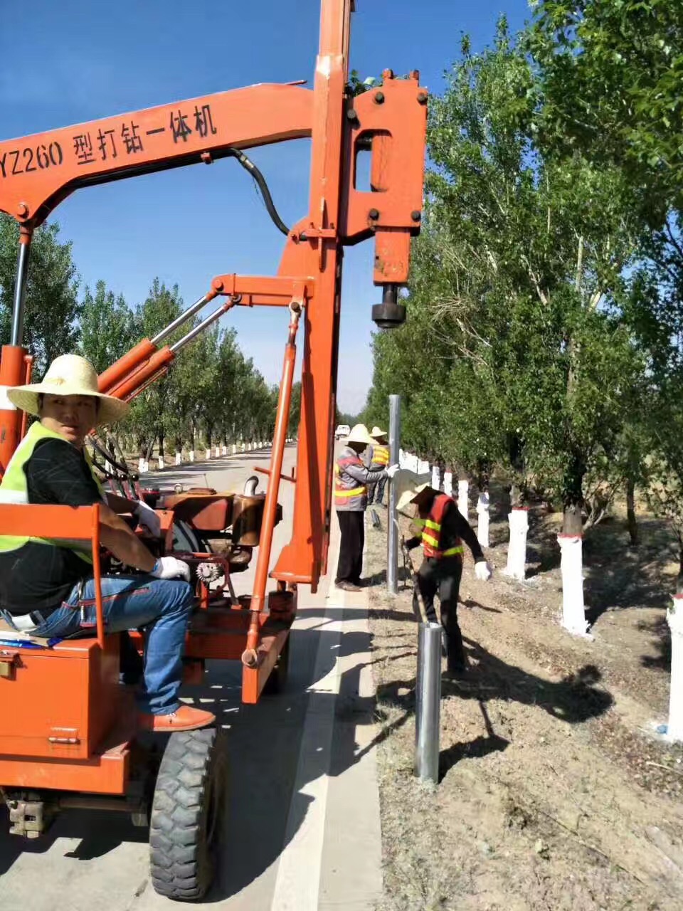 Customized Galvanized W Beam/Thrie Beam Highway Guardrail DimensionsTraffic Barrier