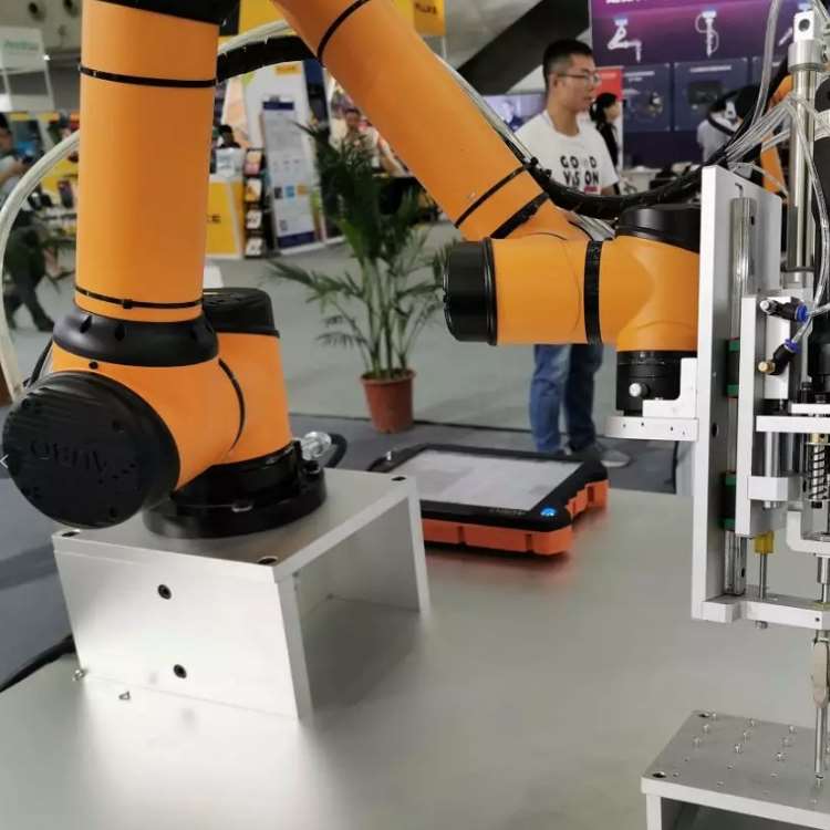 Welding Robot AUBO i10 With Other ARC Welders Used For ARC Welding As Other Welding Equipment