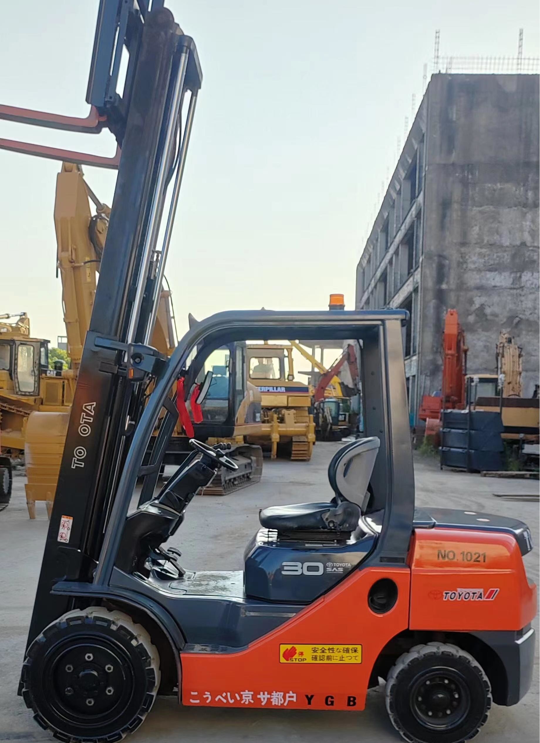 Original Toyota 8F 30 Diesel Forklift 3 Ton Secondhand With Side Shift And Container Mast