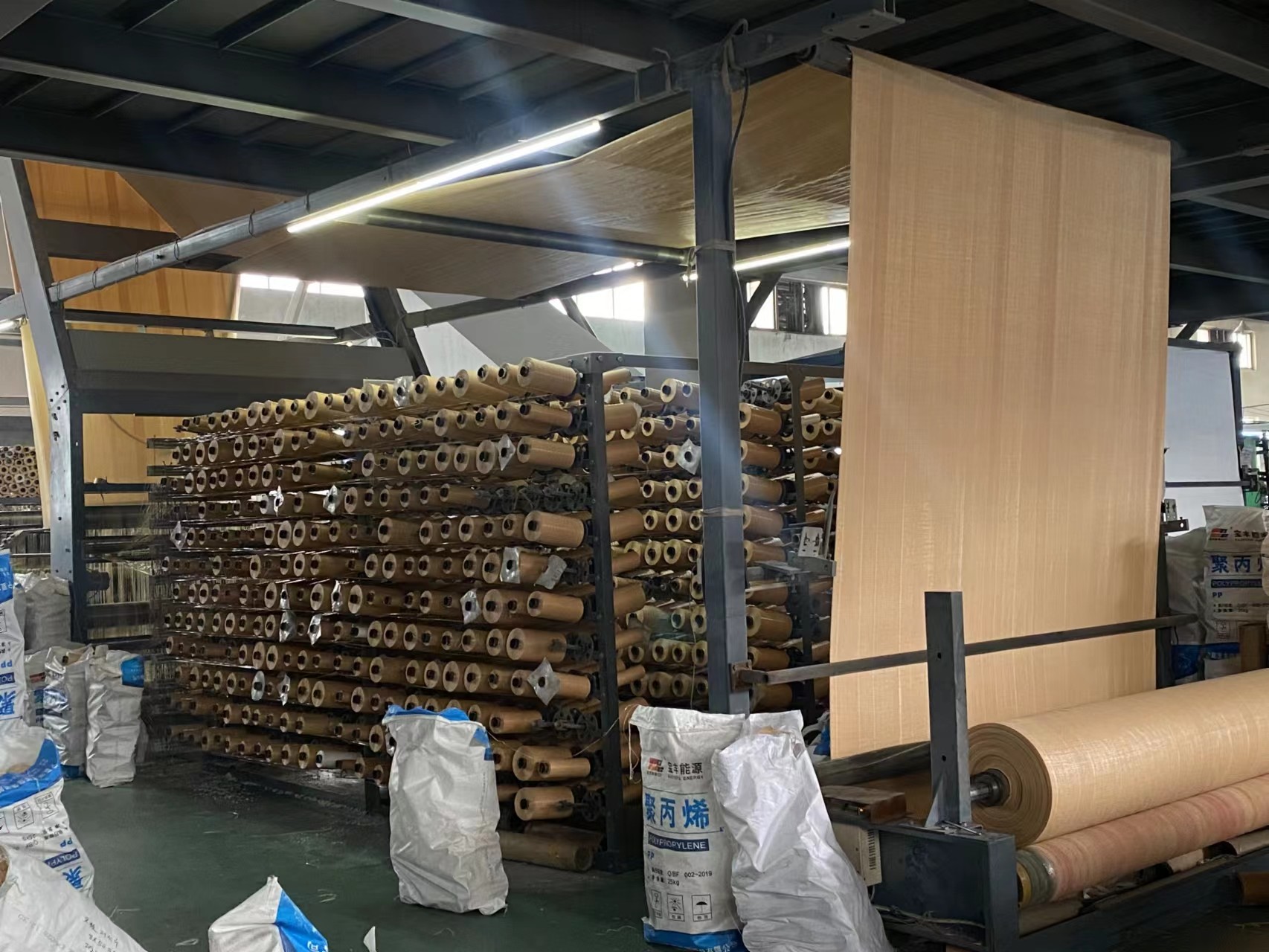Customized PP Woven Fabric Roll For Print Tube Sand Woven Sack Bag Anti Slip