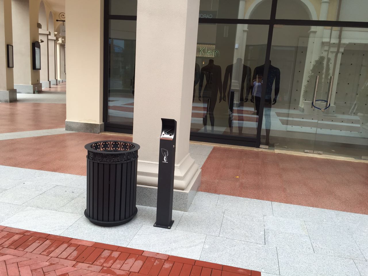 Surface Mounted Metal Outdoor Trash Bin Rectangular Shape For Public