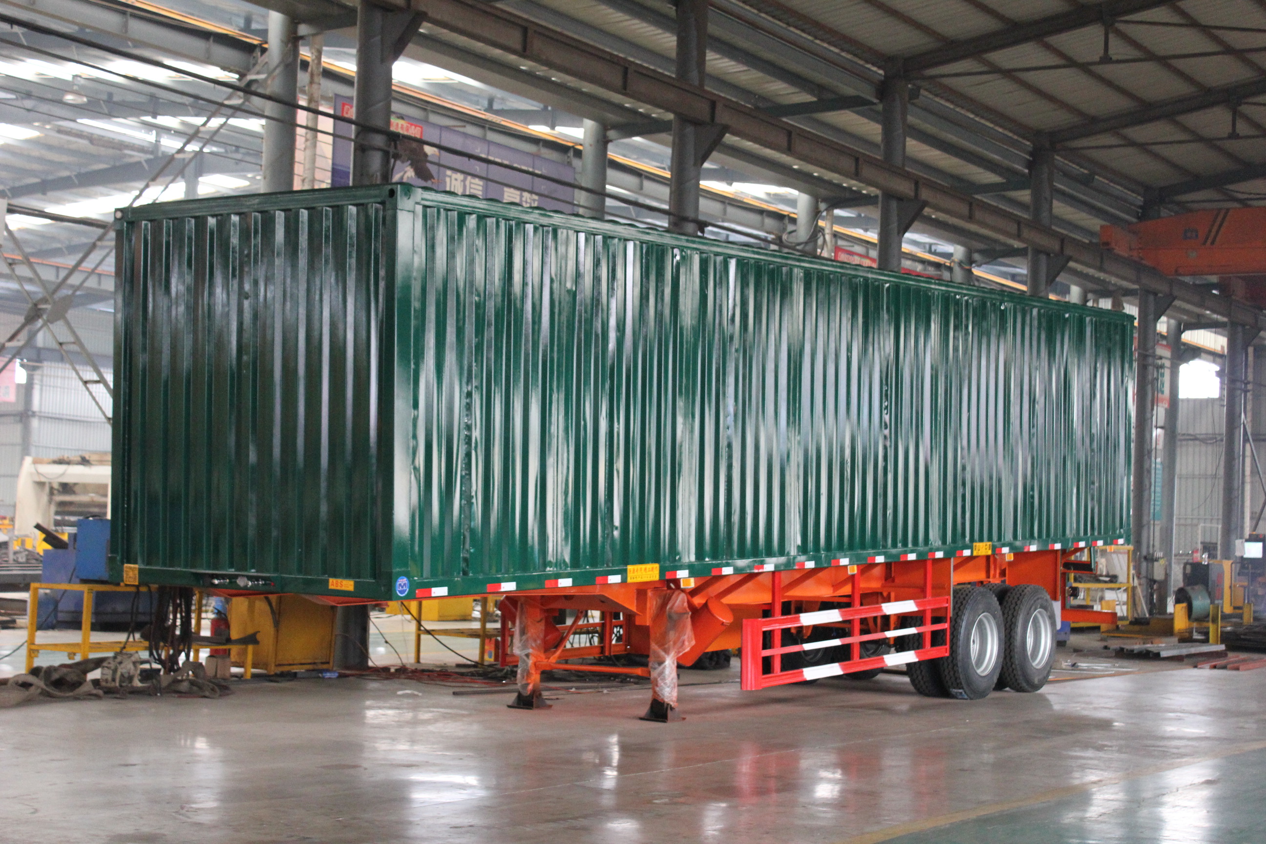 53ft Enclosed Box Cargo Dry Wing Van Truck Semi Trailer with 30-100T Max Payload