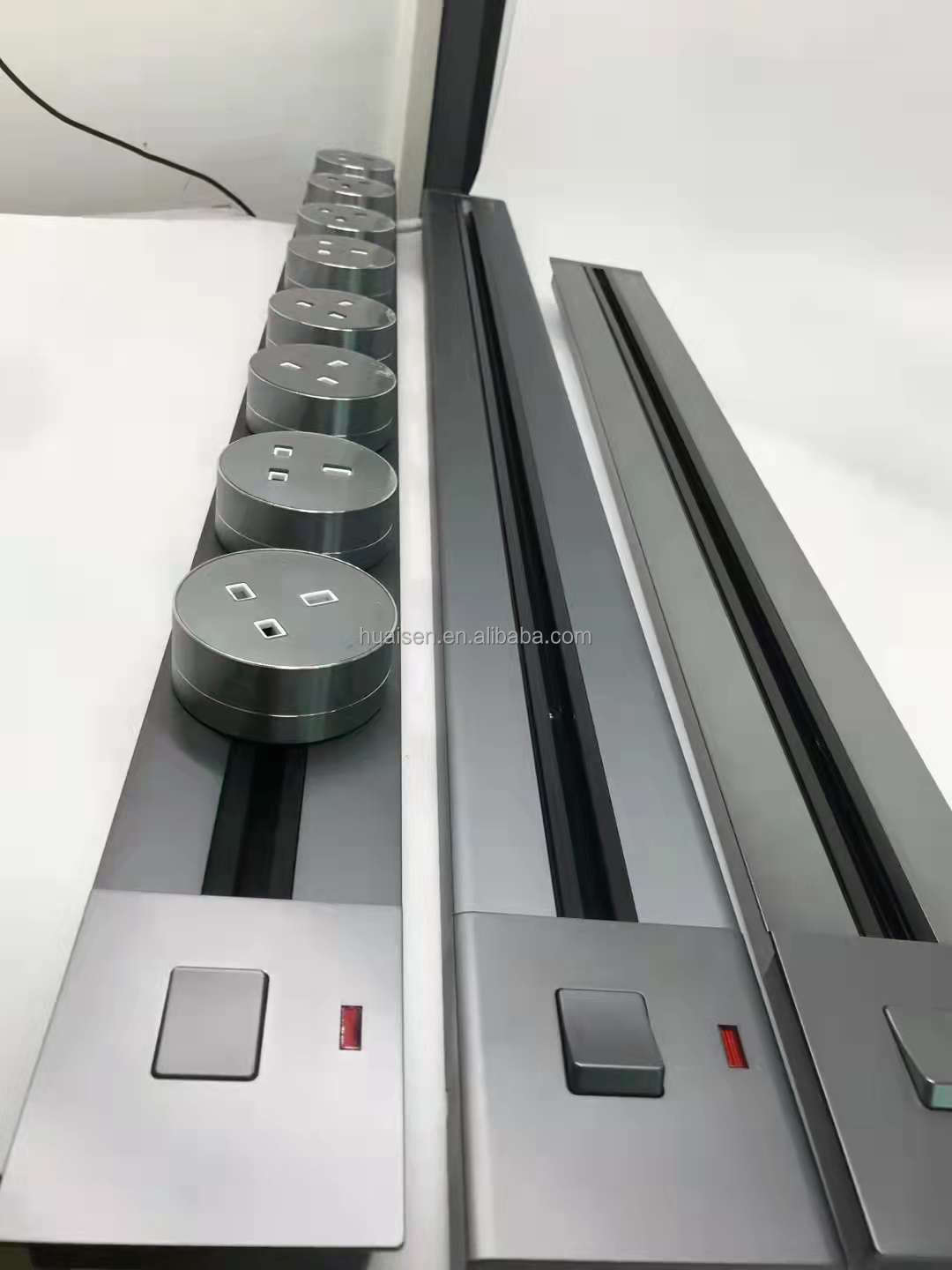 32A Rated Current Movable Power Track Socket with 8000W Max Power in Aluminum Alloy