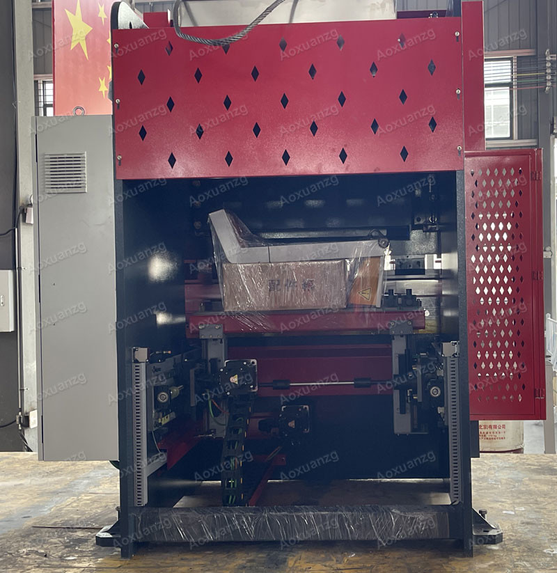 4 Axis 1600MM Hydraulic Press Brake Customized CNC Bending Machine With 300KN HK58T
