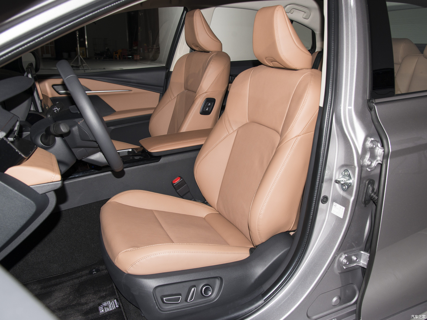 2024 Toyota Camry 2.0G Luxury Edition LHD 5-Seater Gasoline Sedan Auto Leather Seats Stock ABS Yes Displacement 1.5-2.0L