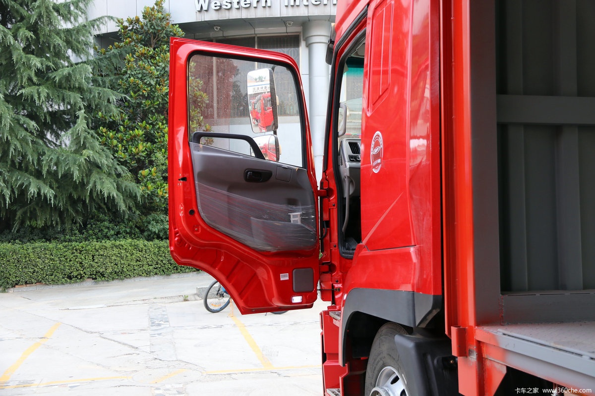 Dongfeng 245 4x2 Lhd Wingspan Euro 5 Cargo Truck Manual Transmission 6 8L Engine Capacity
