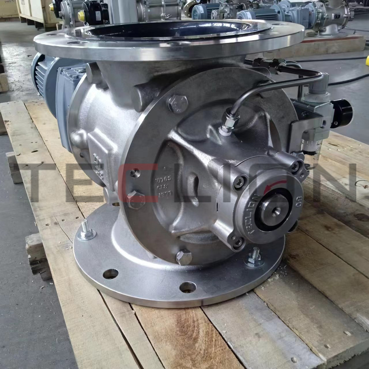 Rotary feeder with PTFE coating on rotor