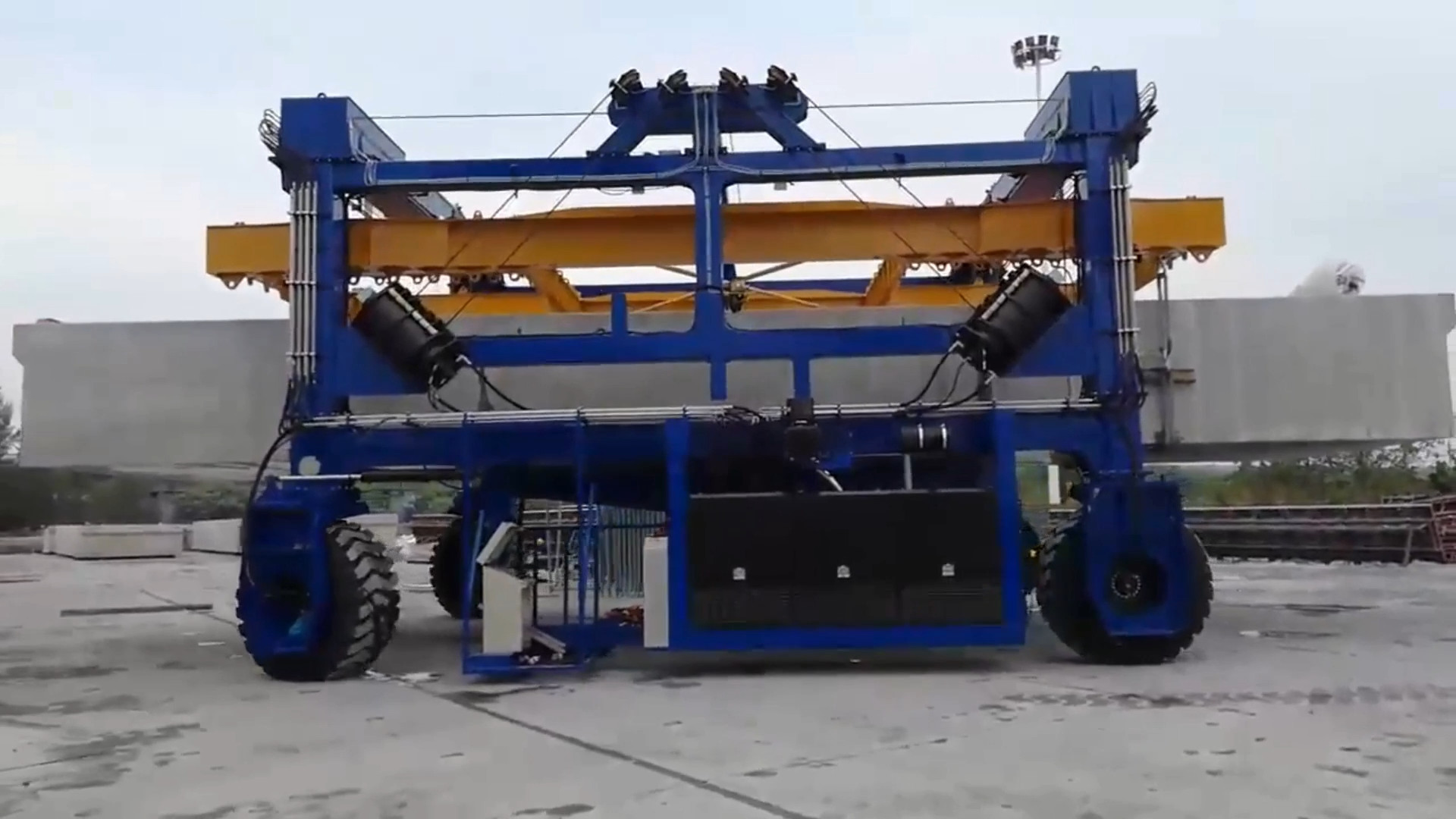 Customized Electric Container Lift Trailer , 70T Straddle Carrier Crane