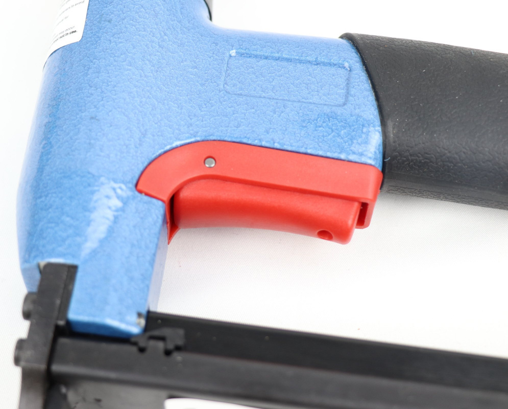 Durable Air Stapler Pneumatic Long Nose Staple Gun 22gauge for Furniture Fixtures Upholstery with CE (7116L)