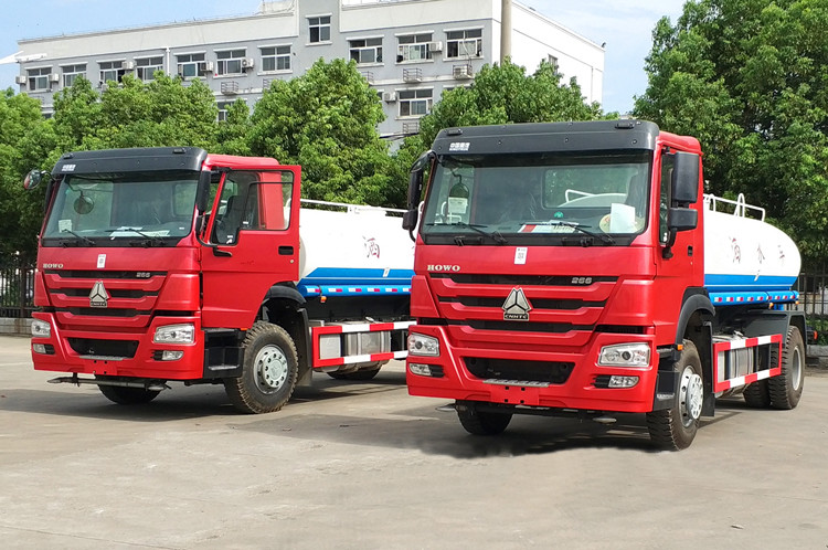 10000 Liters Fuel Oil Liquid Tanker Truck Howo 4x2 6 Wheels RHD / LHD