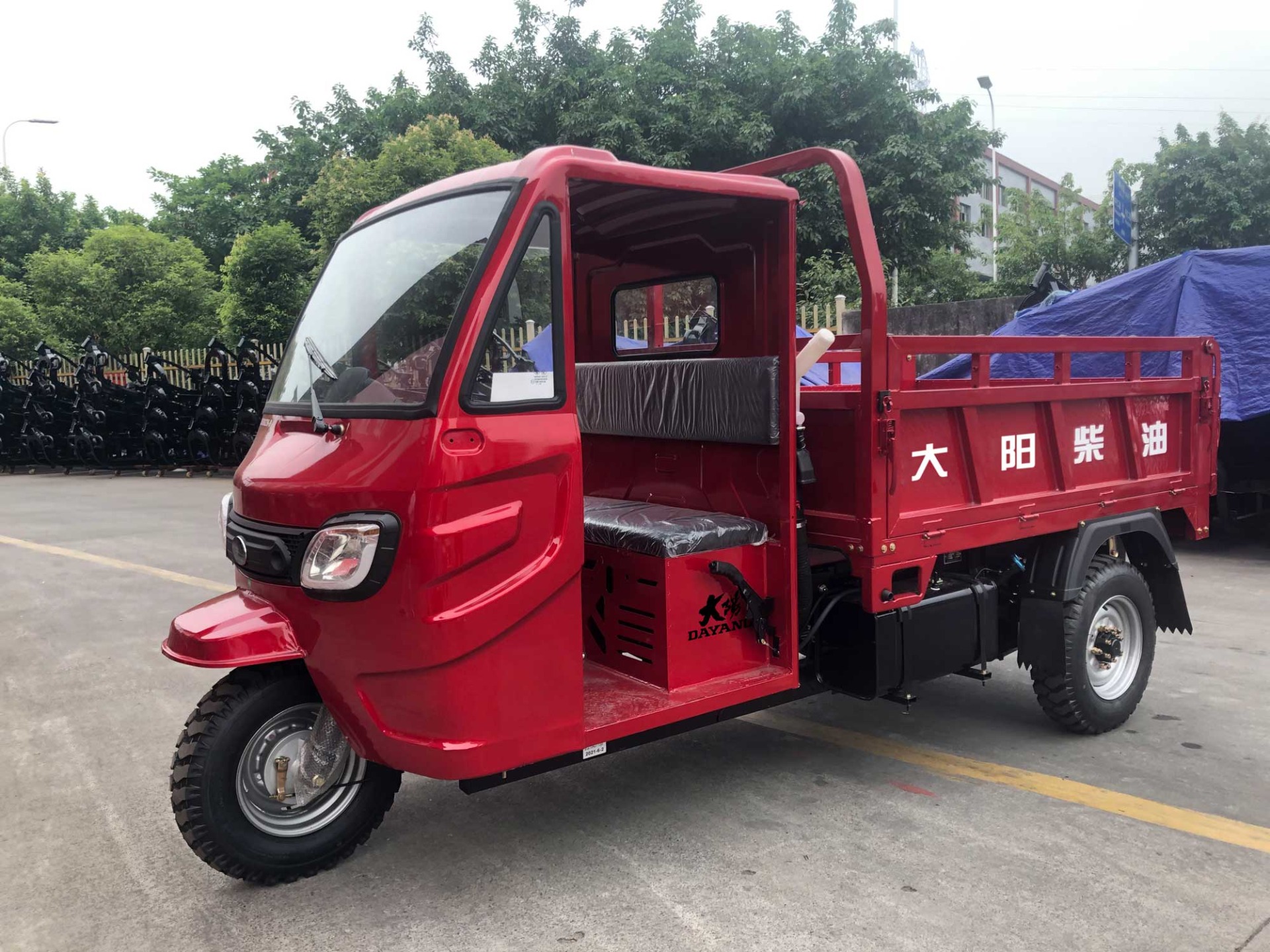 65 km/h Top Speed Diesel Semi Cab Cargo Tricycle Three Wheels Motorcycle 2021 Design