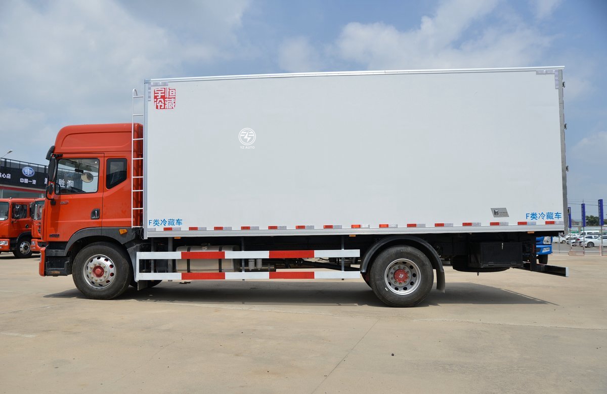 5600mm Wheelbase Dongfeng 4X2 Refrigerated Truck For Vegetable Transport Efficiency