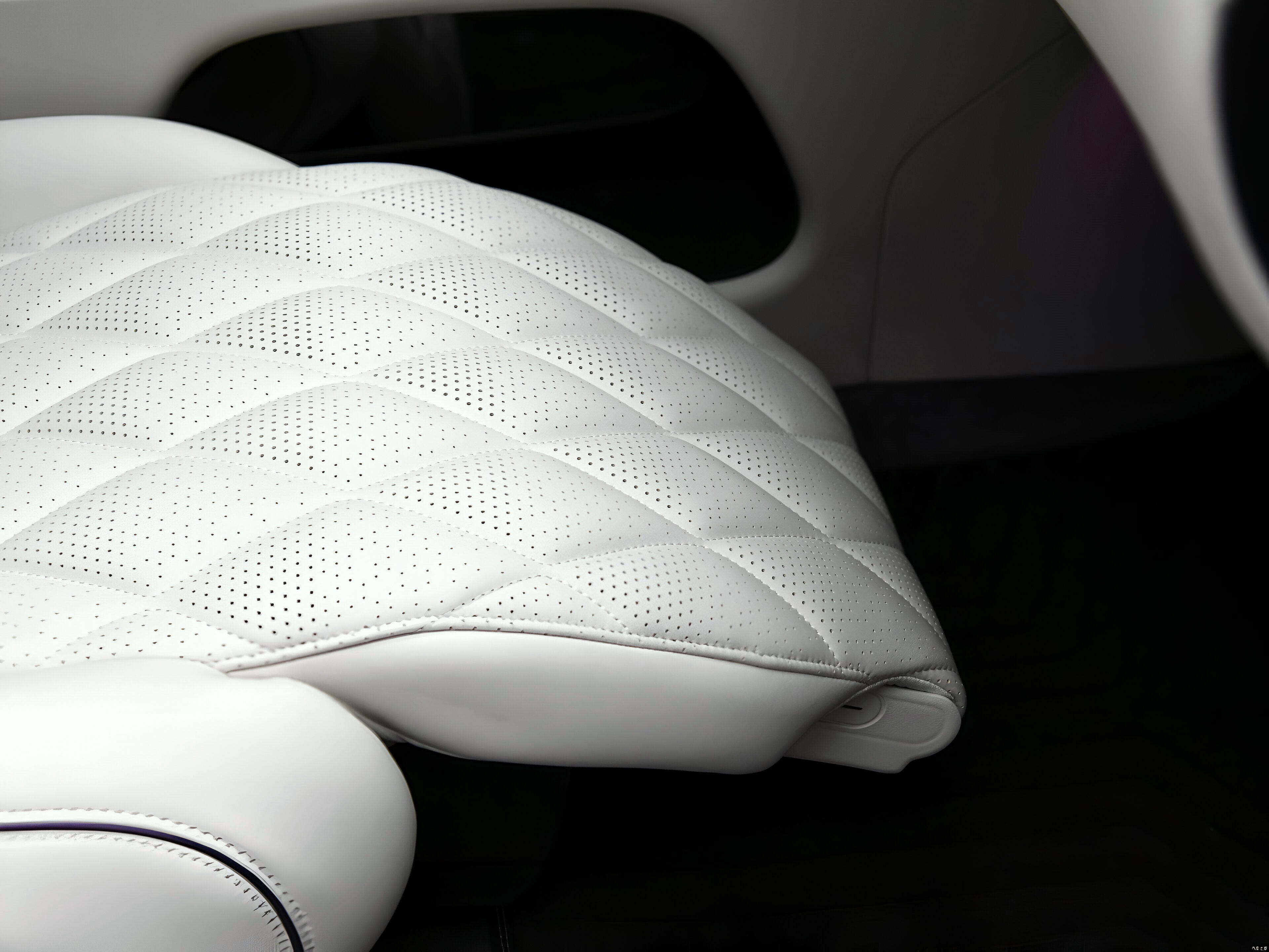 2025 AVATR 12 is a high-end electric sedan in China. It has two modes: Ev and Erev