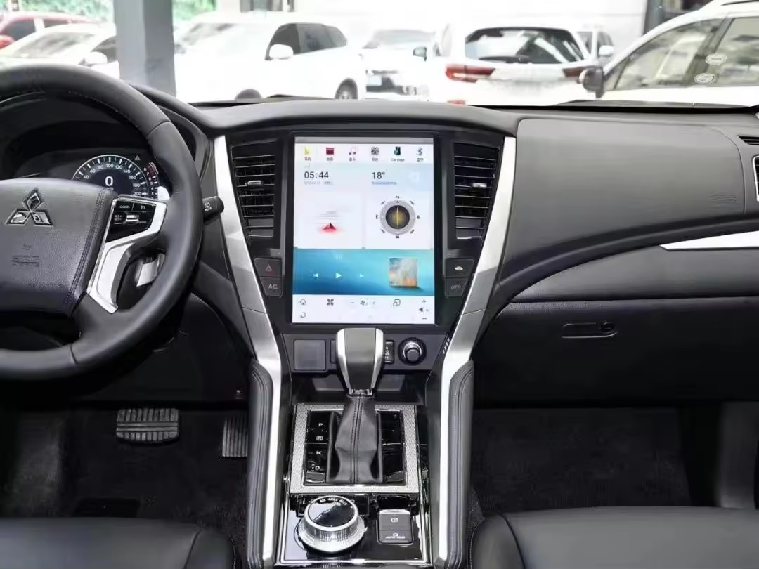 4G CarPlay Android Car Screen System for Mitsubishi Pajero 2020+