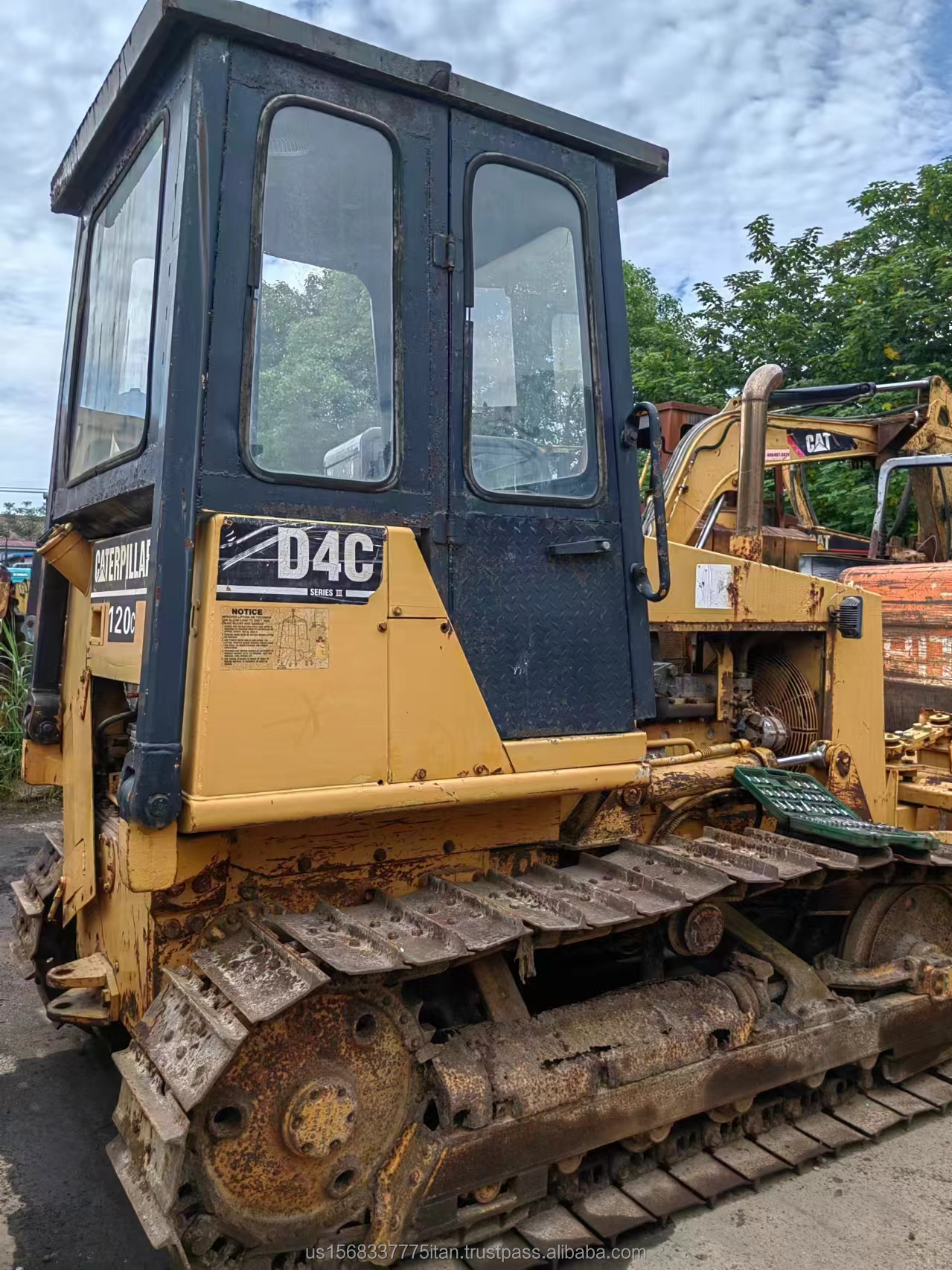 Used CAT D4C Bulldozer for Earth-Moving Equipment in Excellent Working Condition