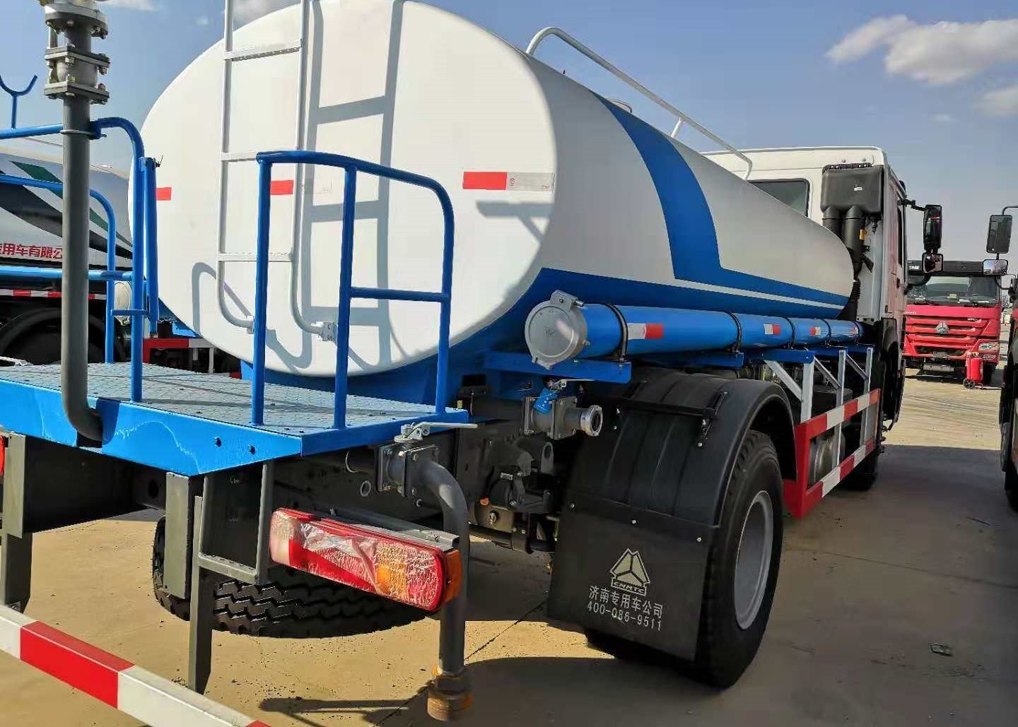 Sinotruk 10cbm Water Liquid Fuel Tank Truck 4 * 2 266hp With Air Conditioner