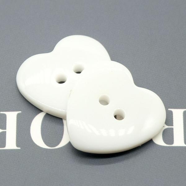 wholesale DIY fancy children Heart-shaped button resin 2 holes shirt trench coat