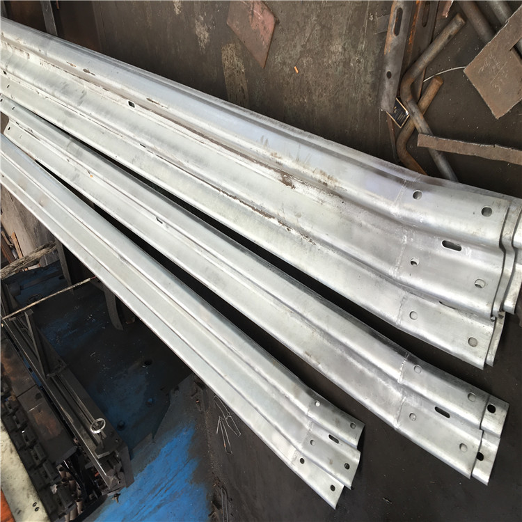 High Resistant W Beam Steel Safety Barrier Guard Rail with ISO9001 2000 Certification
