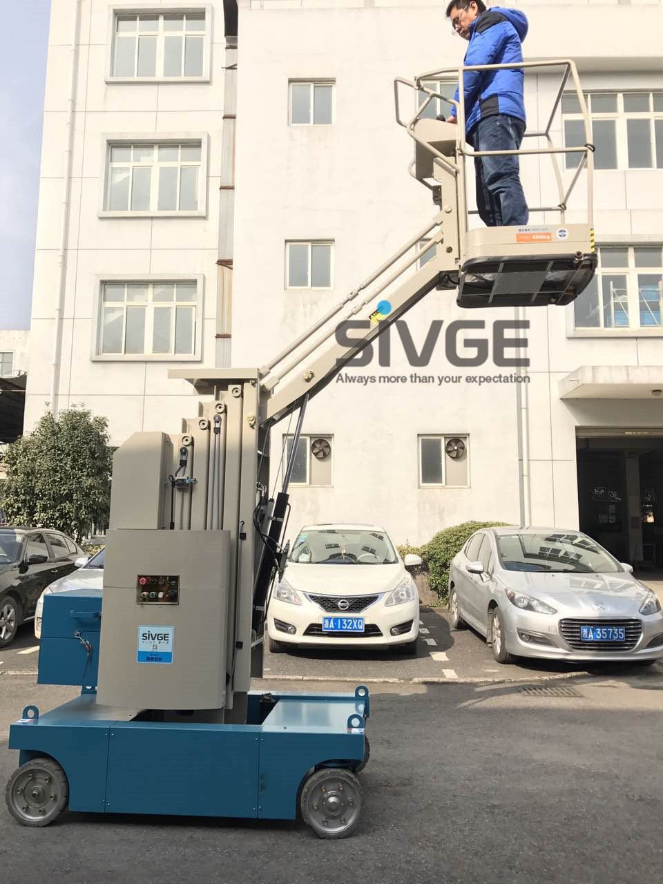 7.5m Single Man Scissor Lift Mast Type Boom Lift With 3 Meter Outreach Work