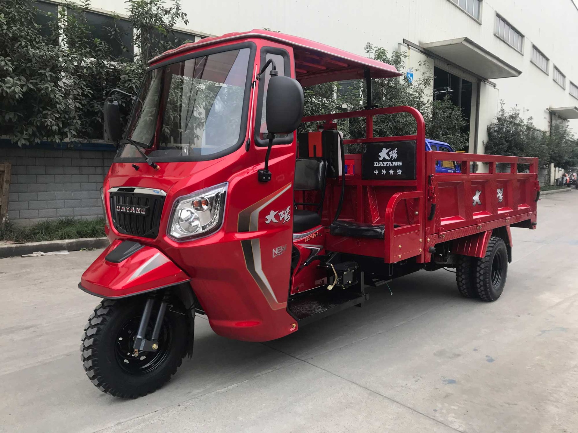 2021 Semi Cabin Motorized Cargo Tricycle 300cc with Integral Booster Drum Rear-Axle