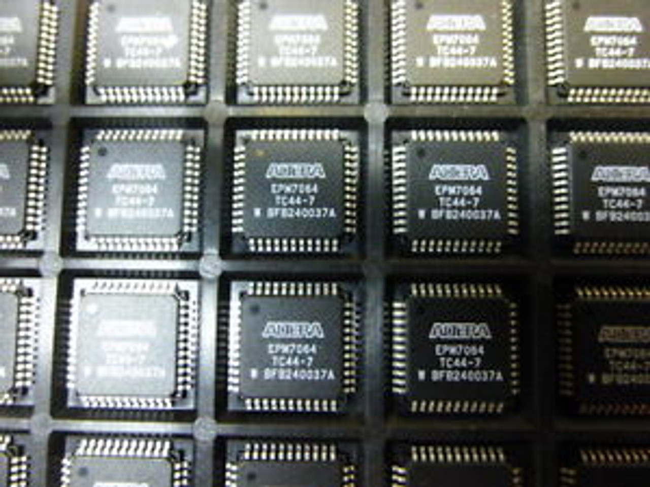 EPM7064WEFC100-7 High Performance CPLD Chip For Industrial Control Systems