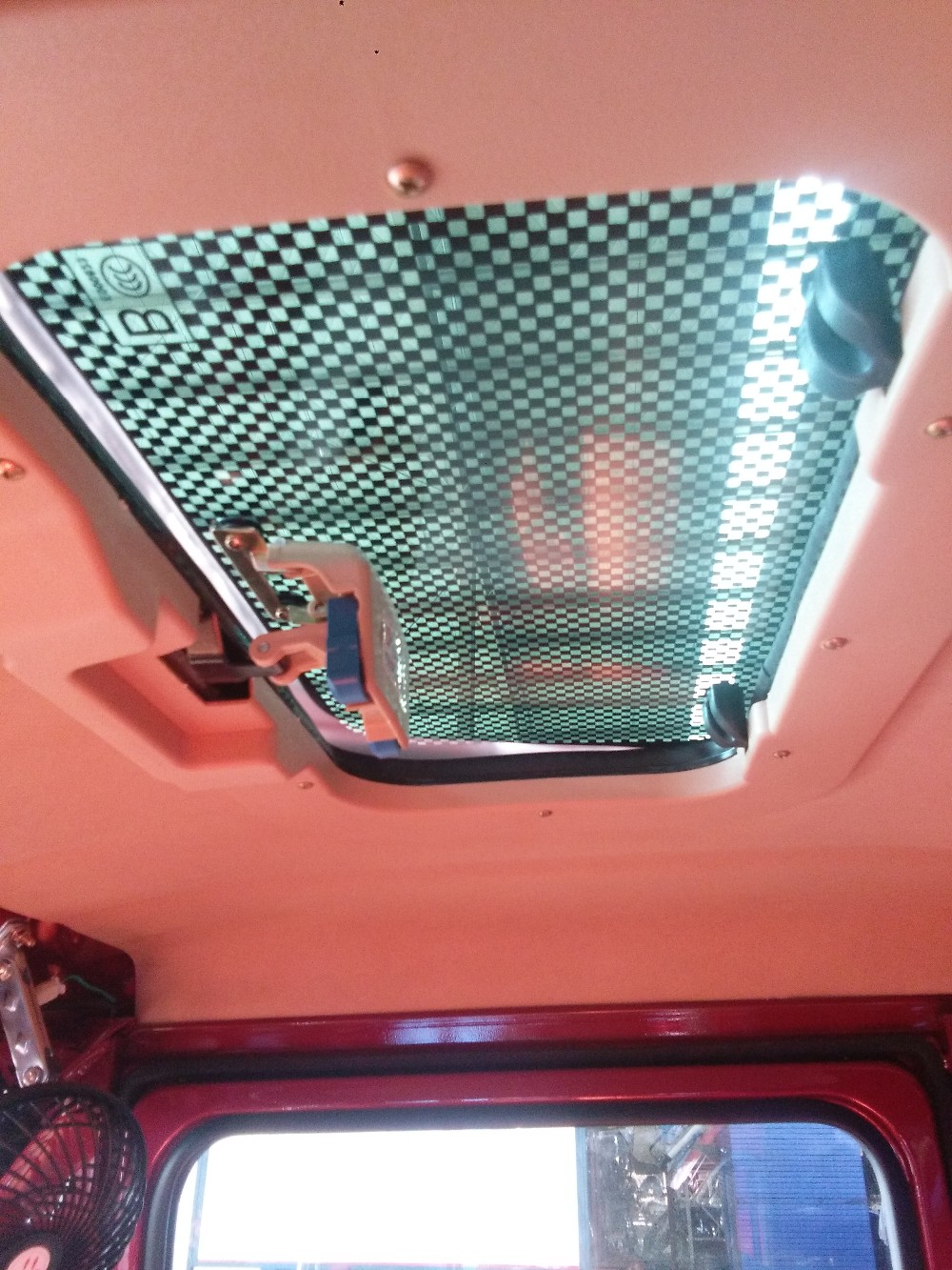 1.5 Ton Semi Closed Petrol 150CC Cargo Tricycle