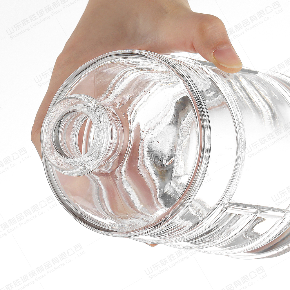 Healthy Lead-free Glass 700ml Whisky Vodka Spirit Glass Bottle for Wine Presentation