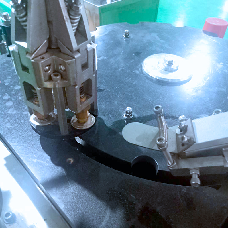 Automatic Rotary Perfume Bottle Capping Machine with 20-80 Bottles/Minute Capping Speed