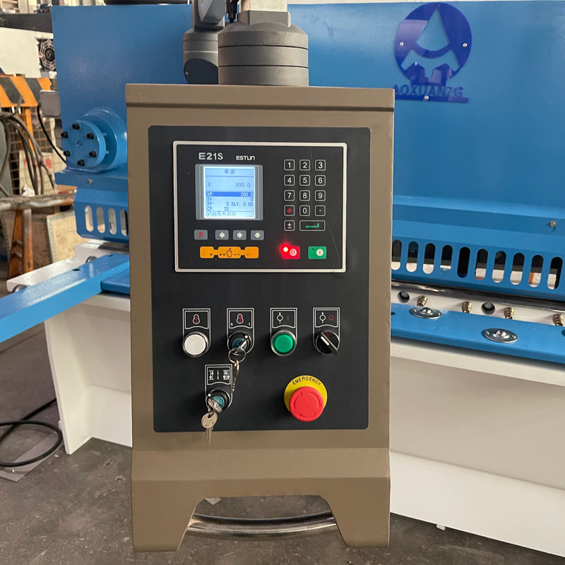 4mm Sheet Metal Hydraulic Guillotine Shearing Machine Electric Blade Clearance Adjustment 2400*1700*1700mm