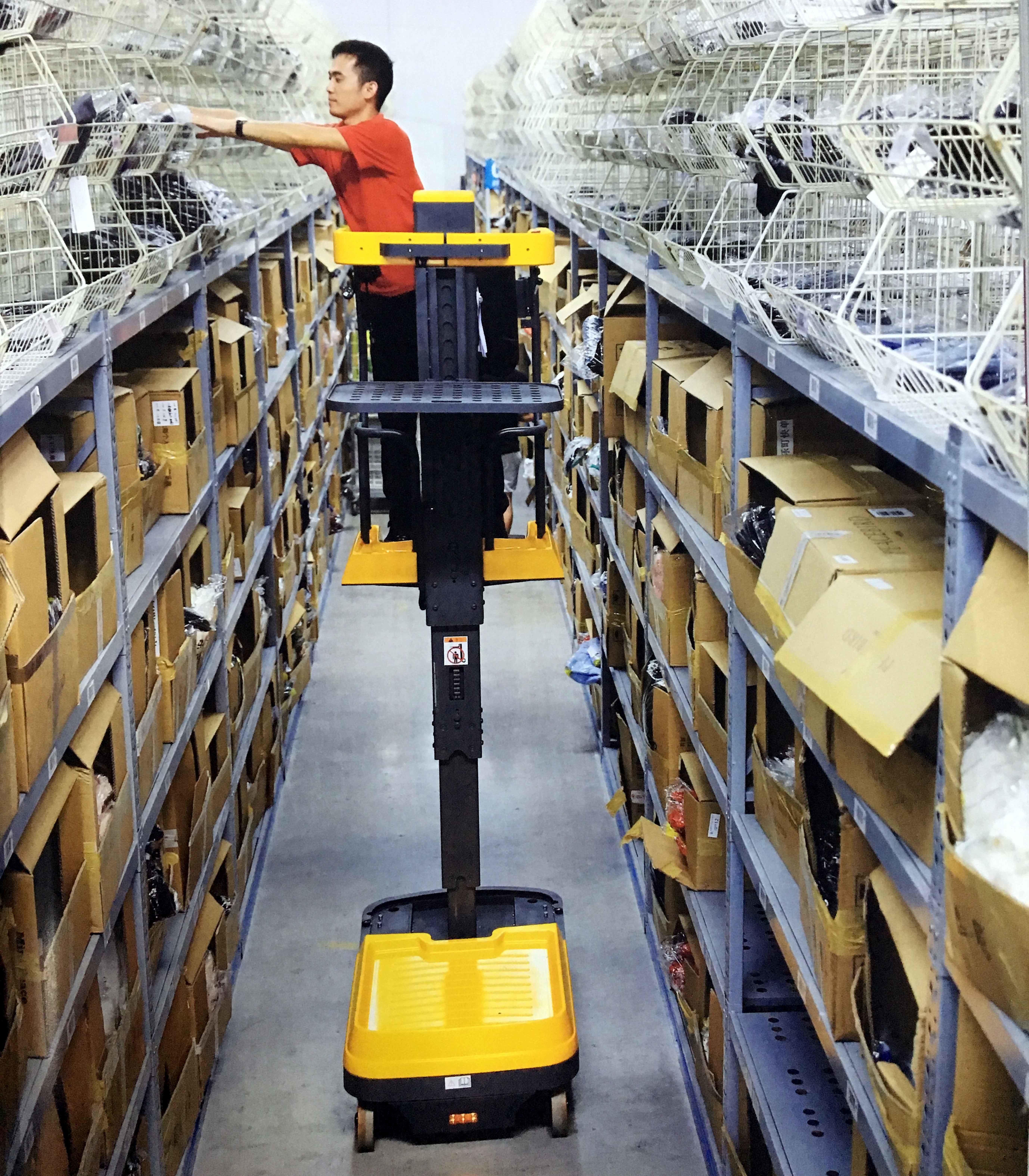 Full Electric Order Picking Forklift Truck With 5km / h Max Travelling Speed