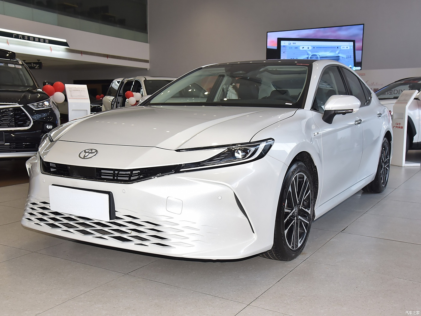 2024 Toyota Camry 2.0L Sports Plus Hybrid Sedan FWD Left-Hand Drive Single Motor 4915*1840*1450 for Chinese Markets