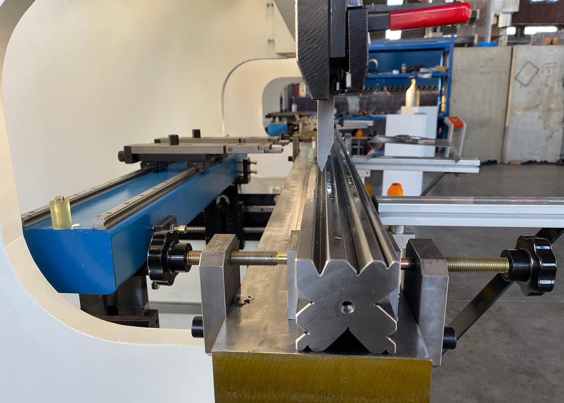 1600mm Worktable Torsion Bar Press Brake CNC Controller Smooth Metal Hydraulic Bending Machine