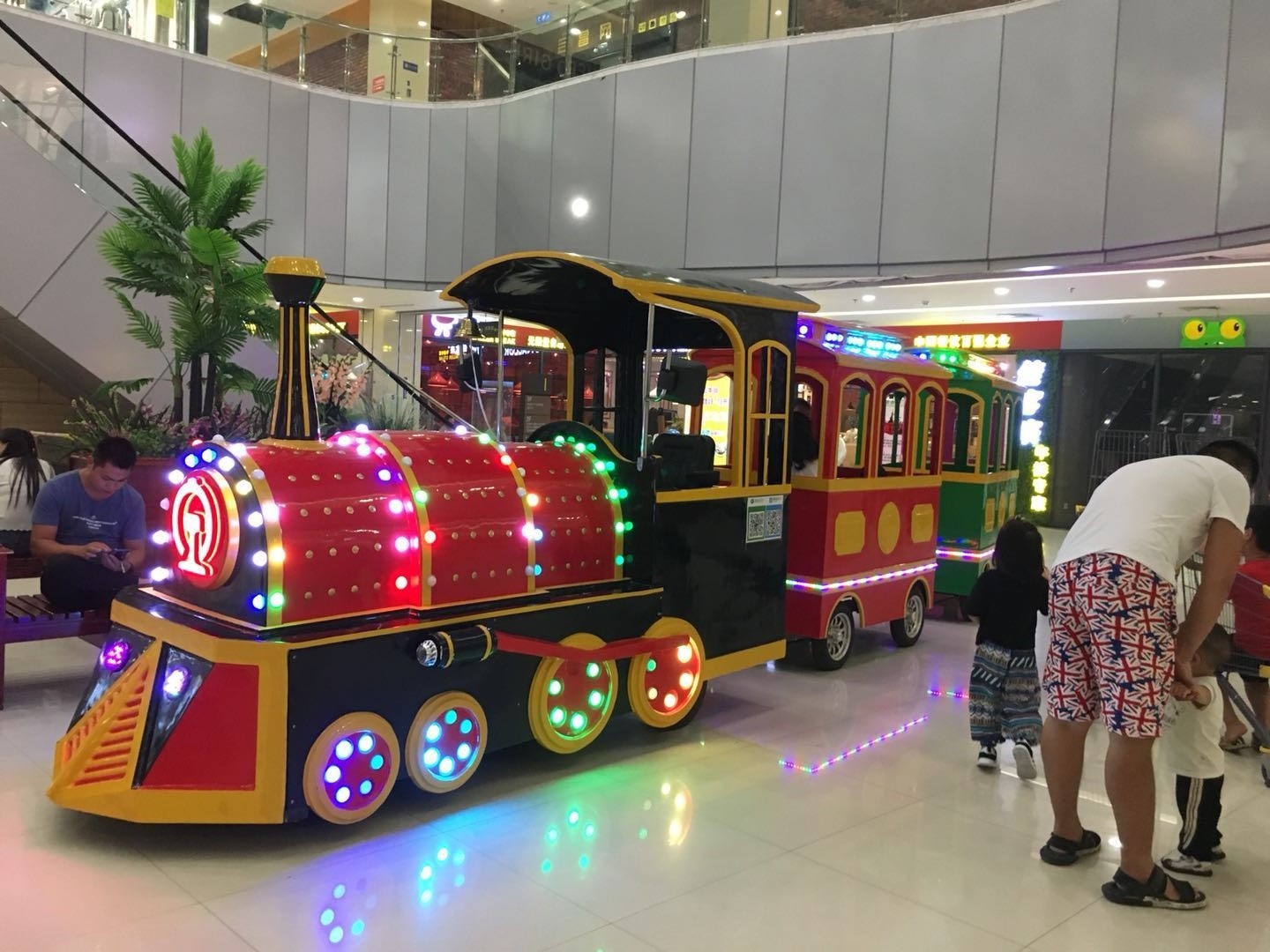 Outdoor Roundhouse Trackless Trains Shopping Mall Train 220V Mechanical Steering