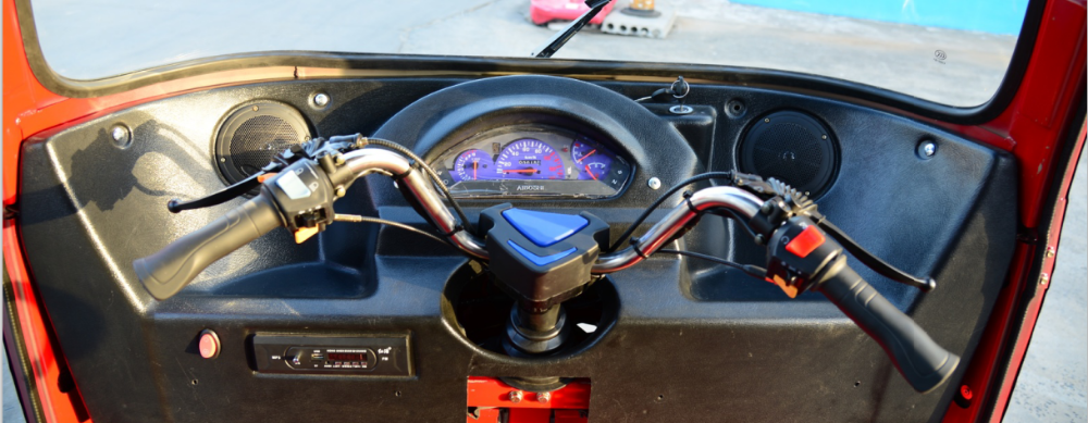 Tuk Tuk Taxi Bajaji Gasoline 80km/H Cabin Tricycle