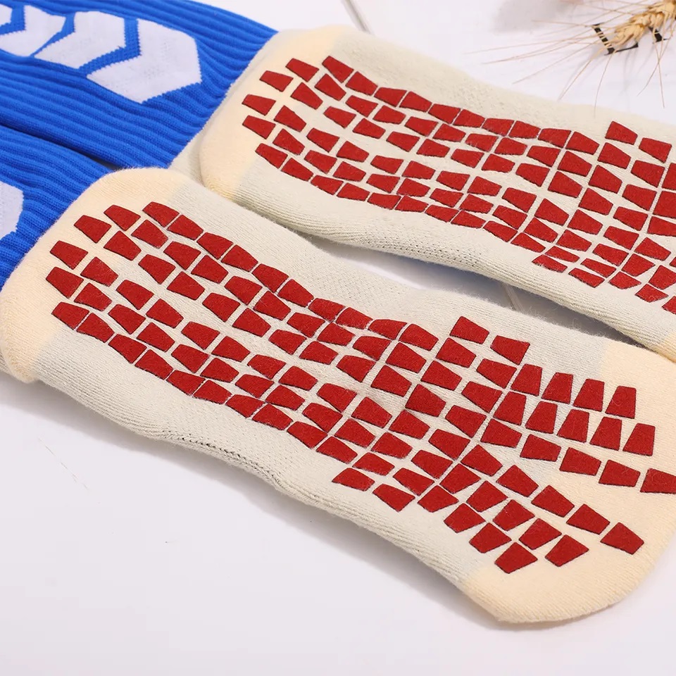 Custom Performance Standard Thickness Non-Slip Athletic Soccer Grip Socks for Men