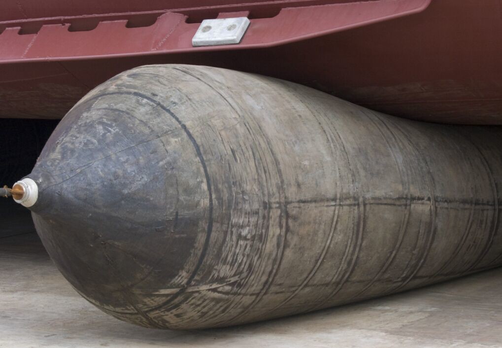 Customizable marine water up and down airbags to assist the ship's water up and down