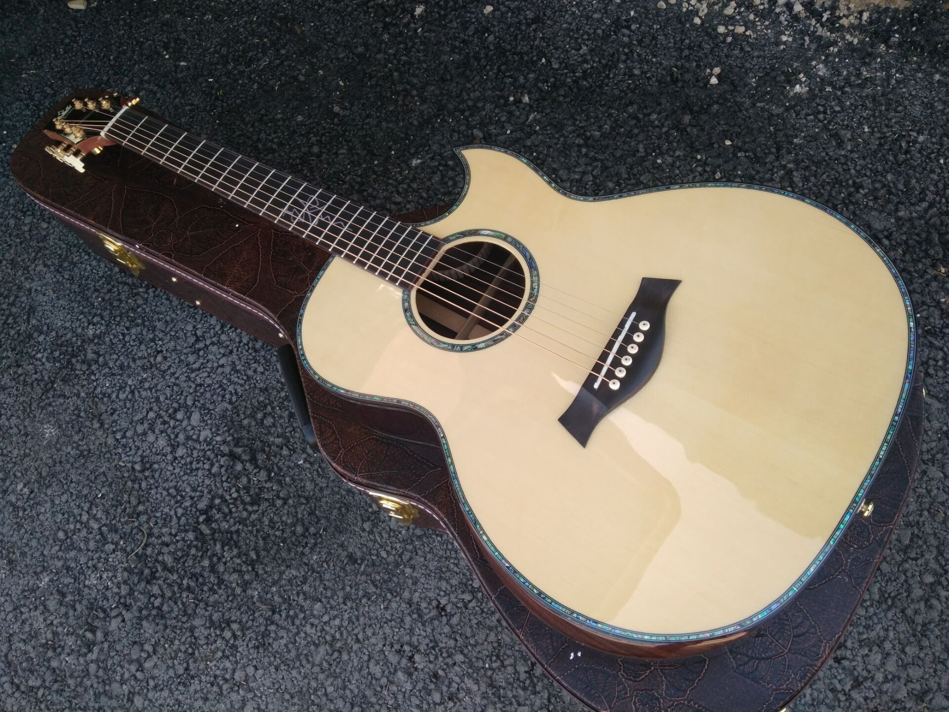 Handmade all solid Auditorium folk Guitars Orchestra cut-away AAAA all solid single cut armrest acoustic electric