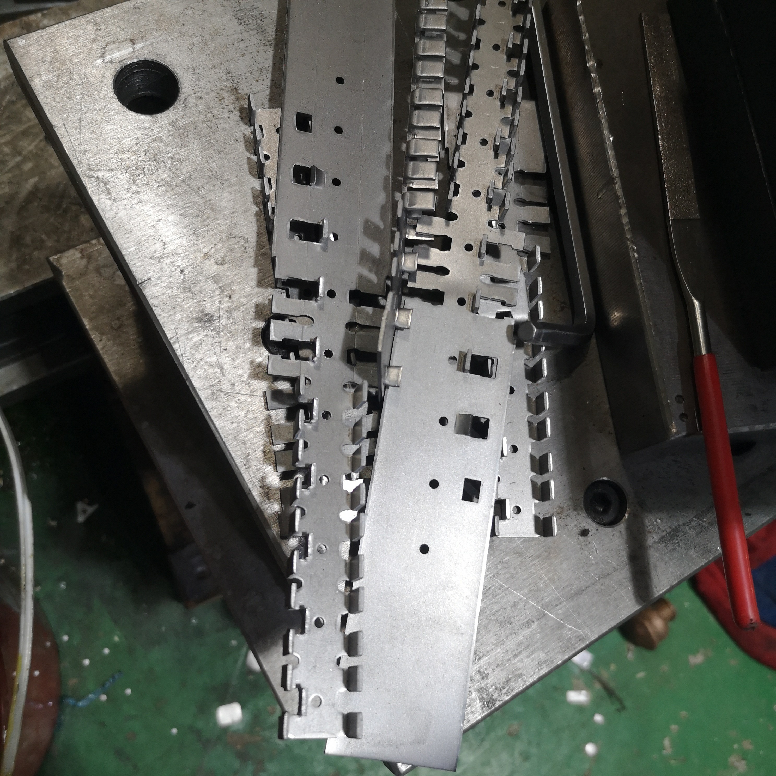 Sheet Metal Progressive Punch Die | Precision Tooling for Deep Drawing and Bending