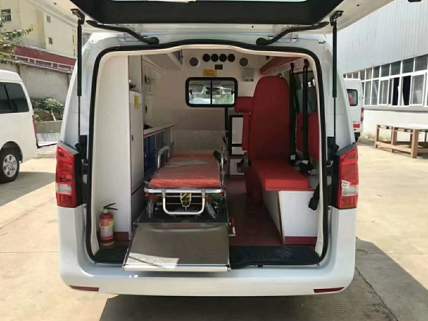 4*2 Mercedes Benz Hospital Emergency Vehicle Patient Transition ICU Ambulance Car