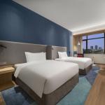Fully Assembled Hotel Guest Room Furniture Packages Set Customized Shape