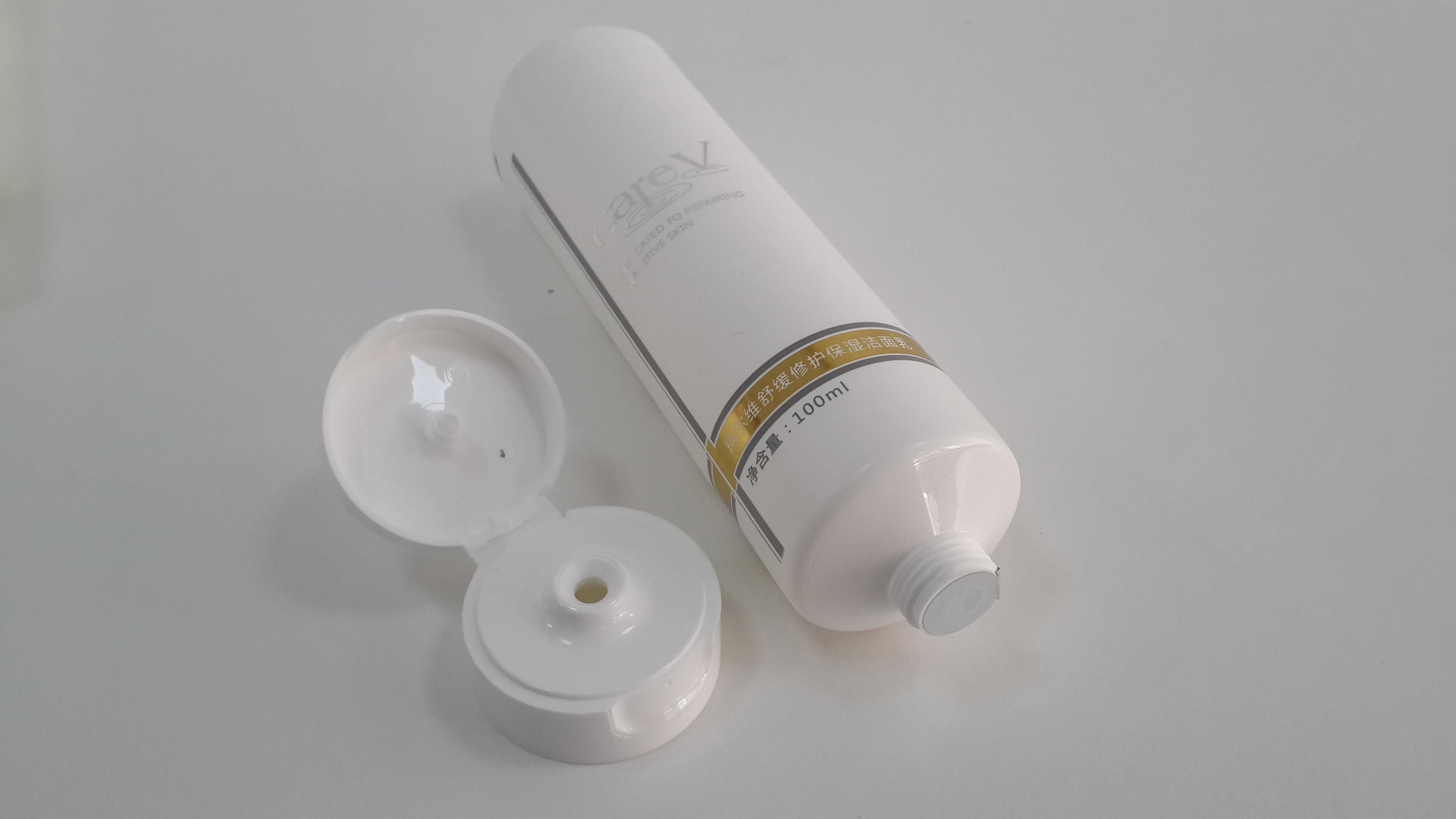 Hot Stamping White Round Plastic Tubes , Laminated Cosmetic Tube With Screw On Flip On Cap